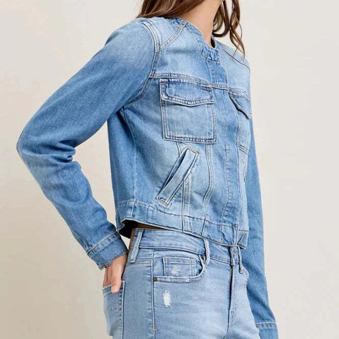 Short denim jacket for women with practical pockets Chic & Stil