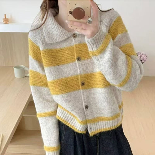 Ladies cozy knitted cardigan with contrasting stripes and a soft knitted material Lune London