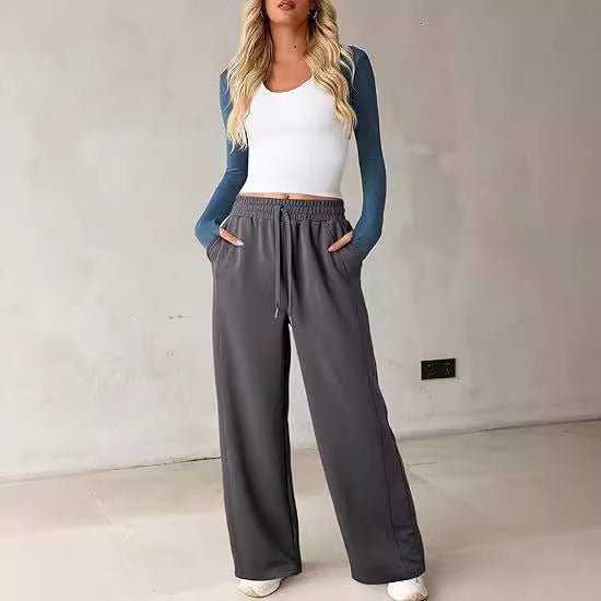 Comfortable leisure pants for women with a wide leg and practical pockets Lune London