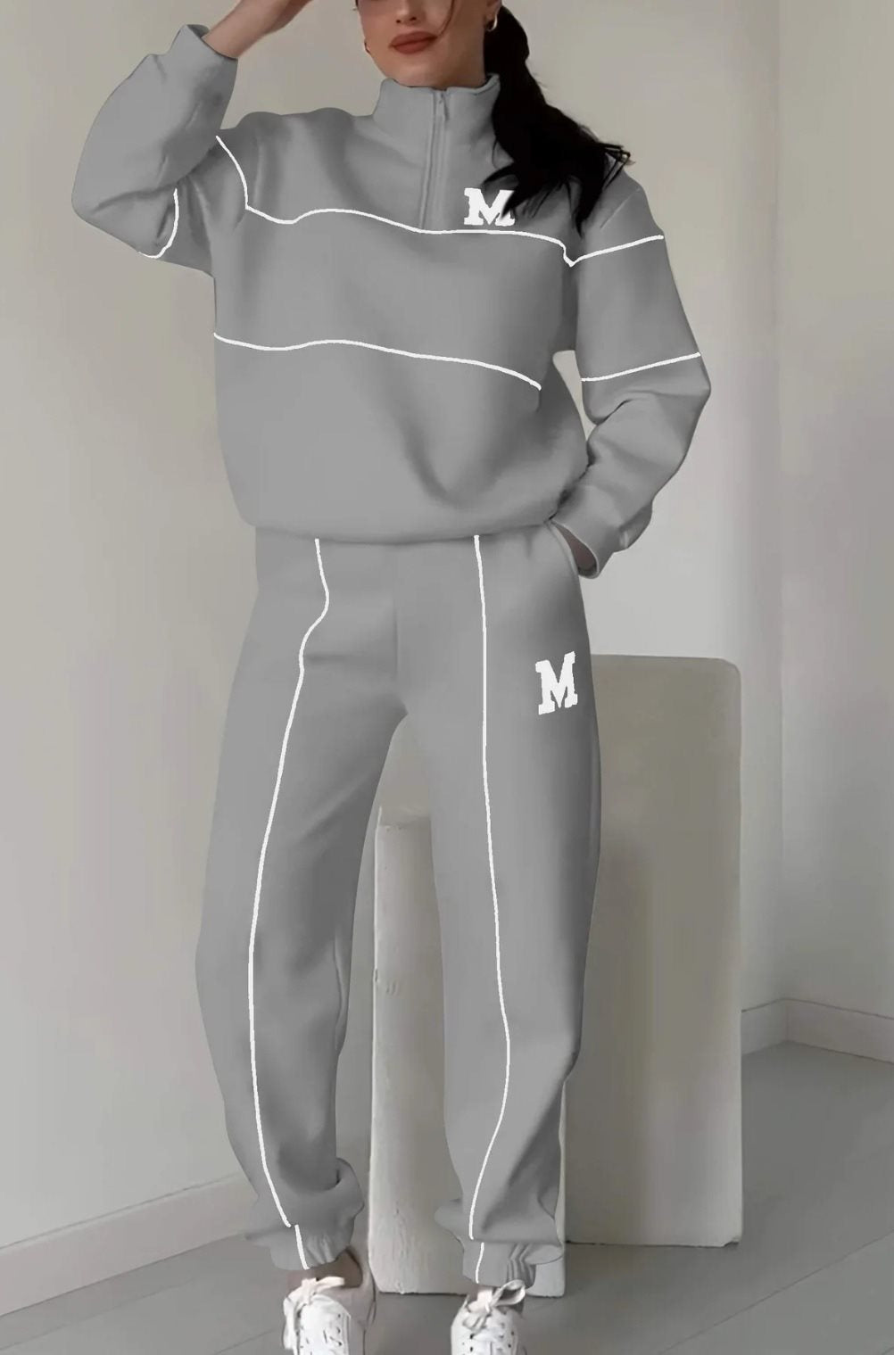 Sporty lounge suit for women with high collar and elastic waist Lune London