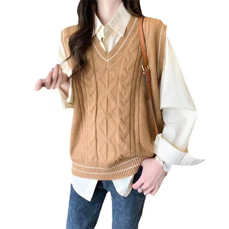 Knitted sweater for women with V-neck and geometric braid pattern Lune London