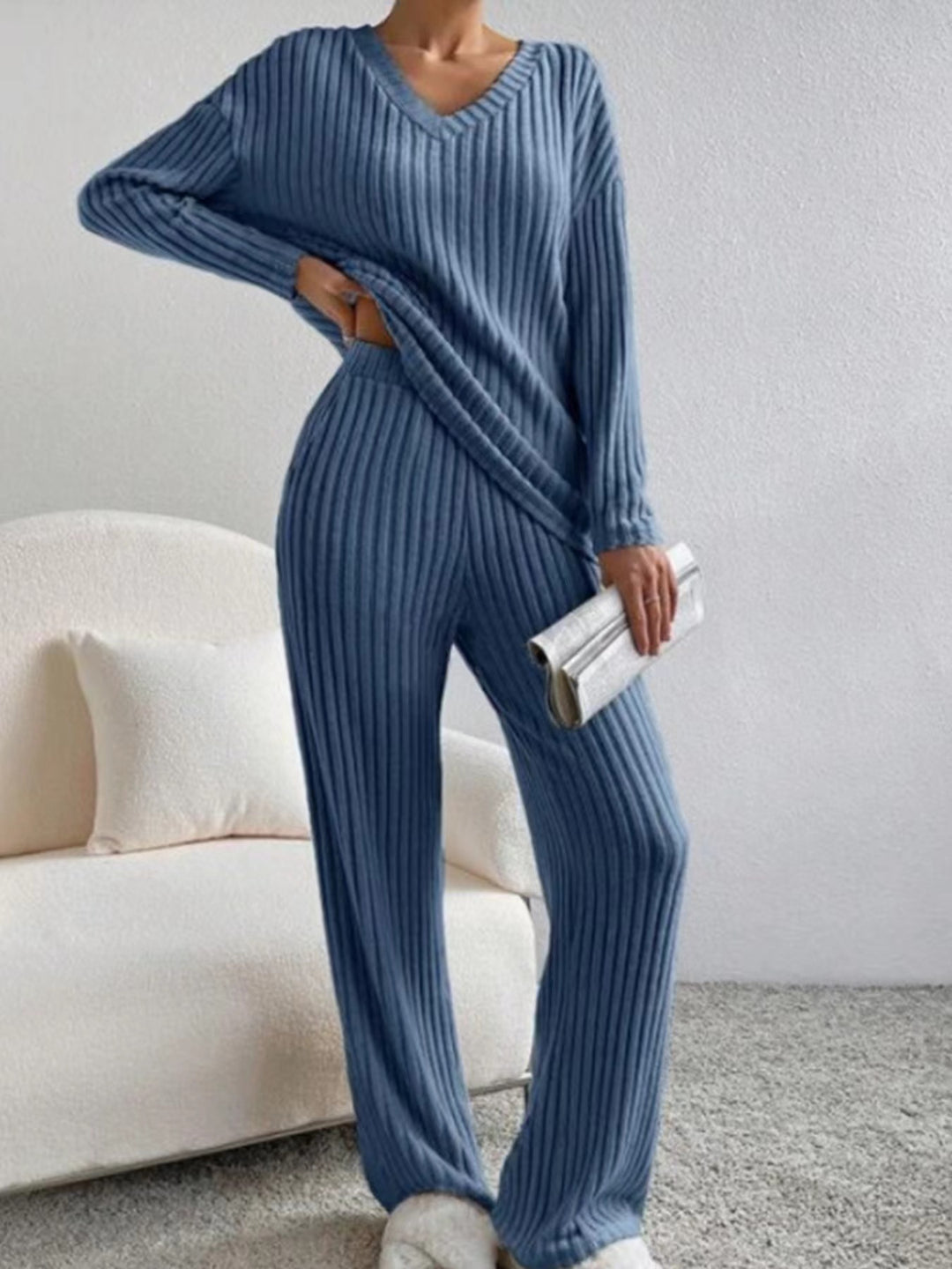 Casual knitted lounge set for women with V-neck Lune London