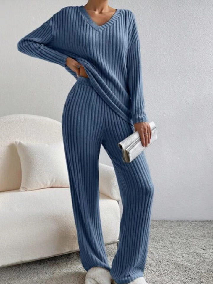 Casual knitted lounge set for women with V-neck Lune London