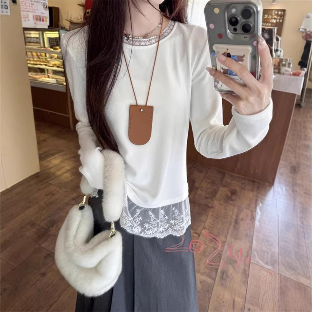 Women's long-sleeved top with delicate lace trim Chic & Stil
