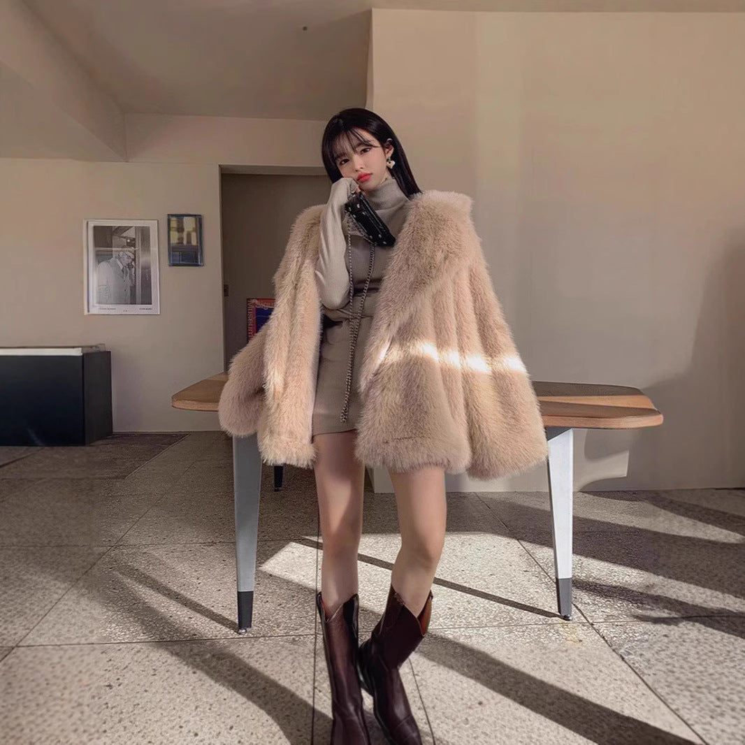 Women Plush Faux Fur Jacket with a Loose Silhouette Lune London