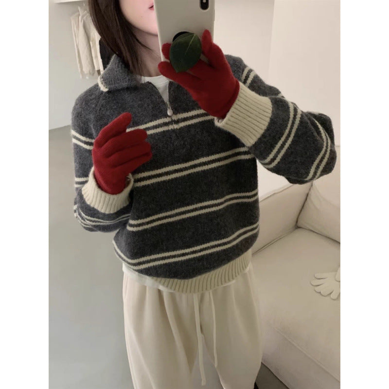 Pull-over tricoté pour femmes avec demi-zip et design rayé Chic & Stil