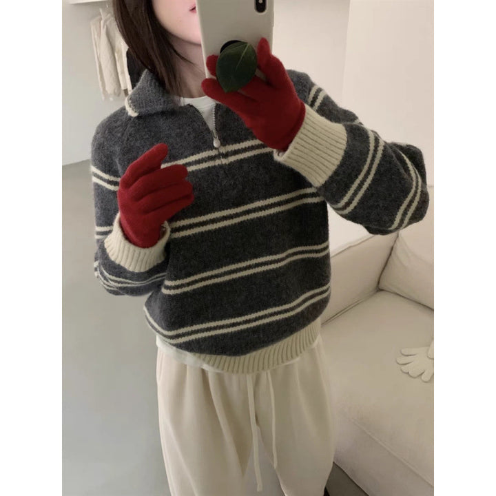Pull-over tricoté pour femmes avec demi-zip et design rayé Chic & Stil