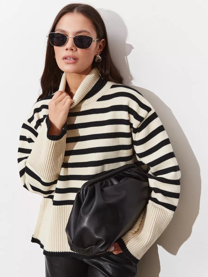 Pull en maille épaisse pour femmes avec col montant et rayures bretonnes Chic & Stil