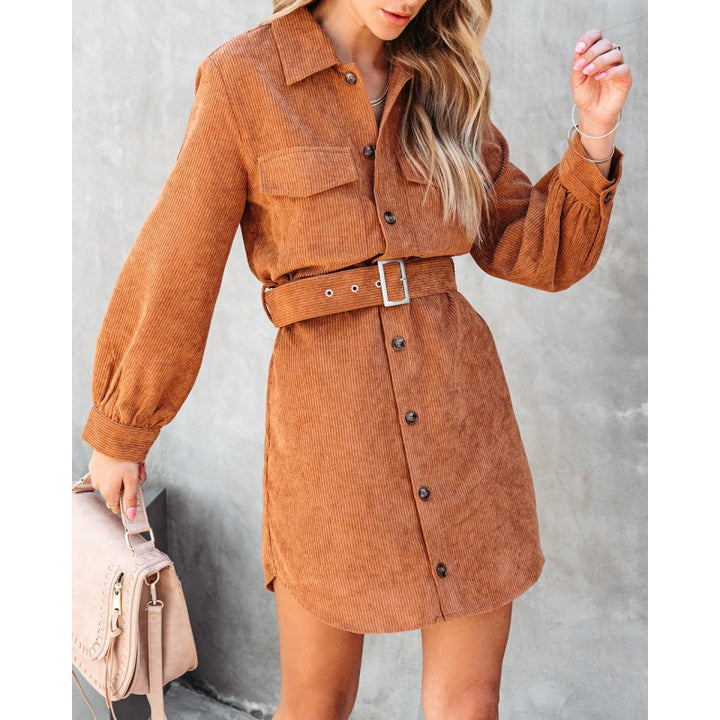 Robe en velours pour femmes avec ceinture à la taille et poches poitrine Chic & Stil