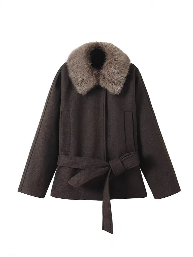 Veste de transition pour femmes avec col en fausse fourrure luxueux et ceinture à la taille Chic & Stil