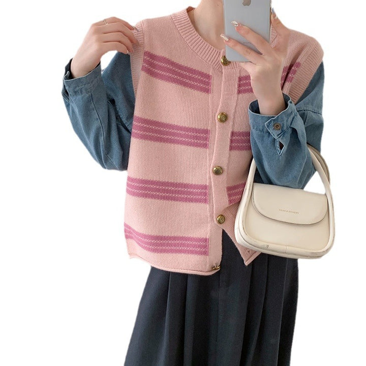 Cardigan pour femmes avec un motif rayé saisissant et des boutons décoratifs Chic & Stil