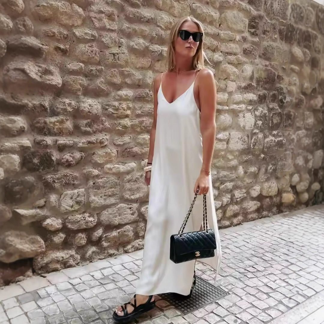 Spaghetti strap dress for ladies with an elegant cut and a fluid material Lune London