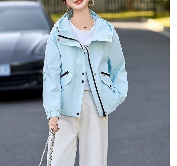 Veste de transition élégante pour femmes avec design de capuche ajustable et poches pratiques Chic & Stil