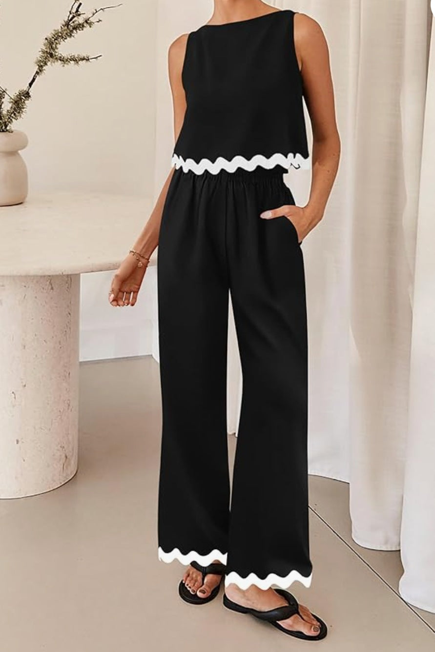 Women elegant lounge outfit with loose fit and decorative wavy finishes Chic und Stil