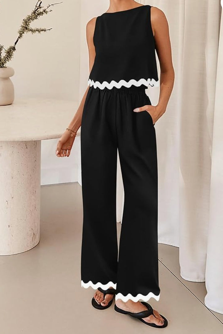Women elegant lounge outfit with loose fit and decorative wavy finishes Chic und Stil