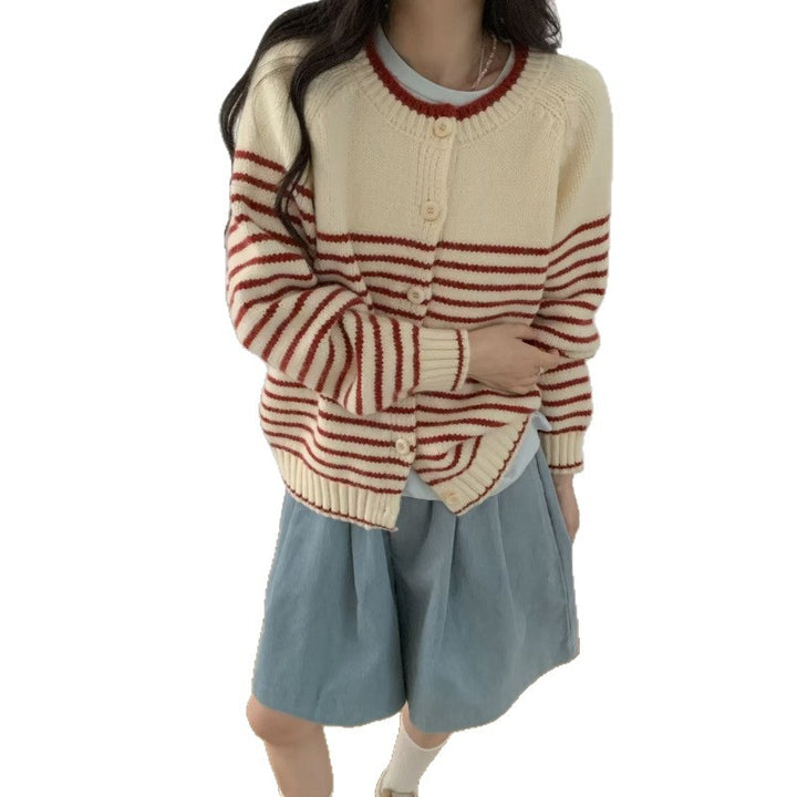Cardigan pour femmes avec un motif rayé coloré et un design boutonnable Chic & Stil