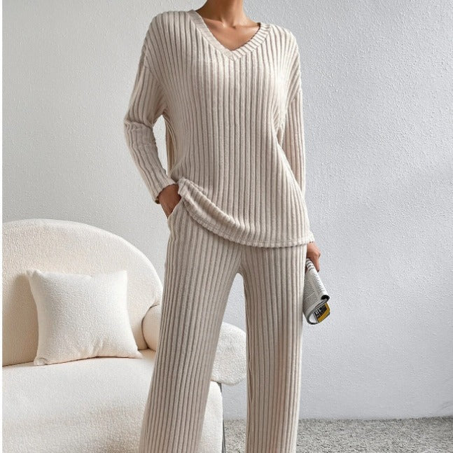 Casual sweat suit for women with V-neck and loose fit Lune London
