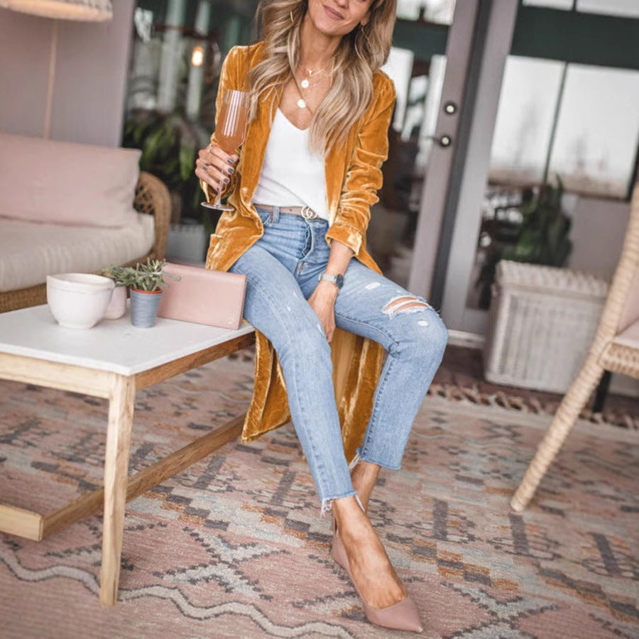 Manteau en velours à la mode pour femmes avec une coupe élégante et des poches pratiques Chic & Stil
