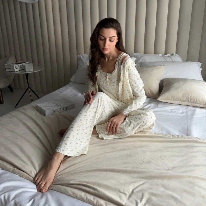 Women's pajamas with fine floral patterns and an elegant lace finish Lune London