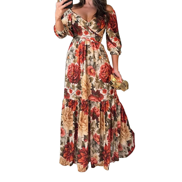 Robe maxi florale pour femmes avec design décolleté et ourlet à volants Chic & Stil