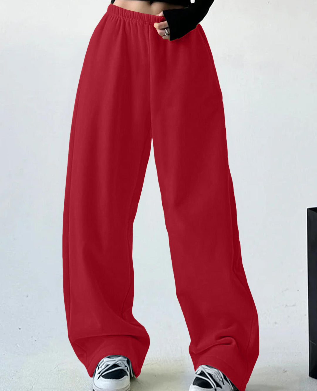 Loose leisure pants for women with elastic waistband and side pockets Lune London
