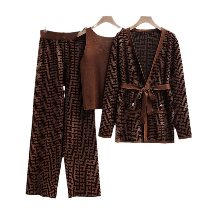 Fashionable and luxurious women's lounge set with an elegant pattern and practical pockets Lune London