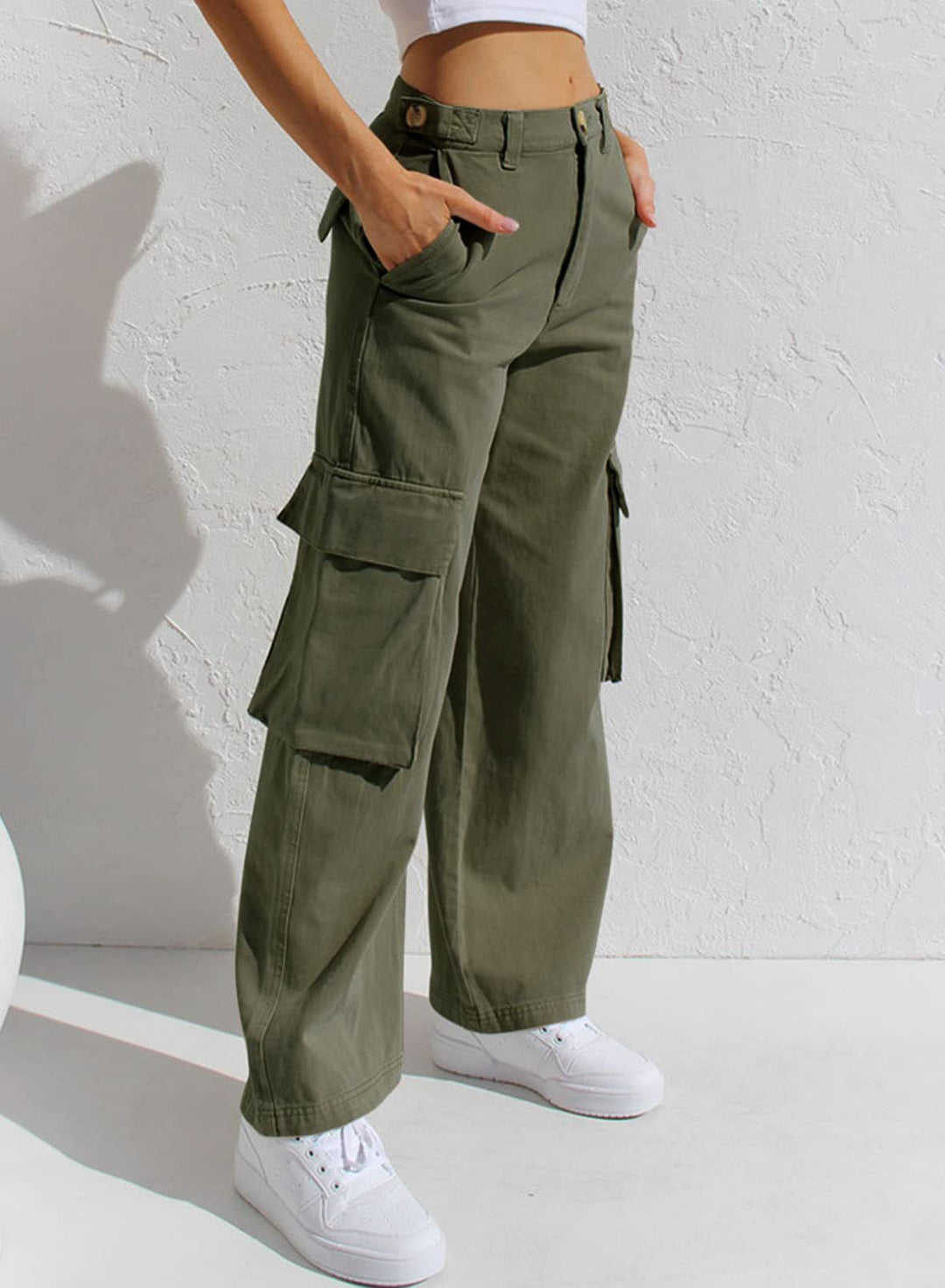 Women's cargo pants with practical side pockets and a casual cut Lune London