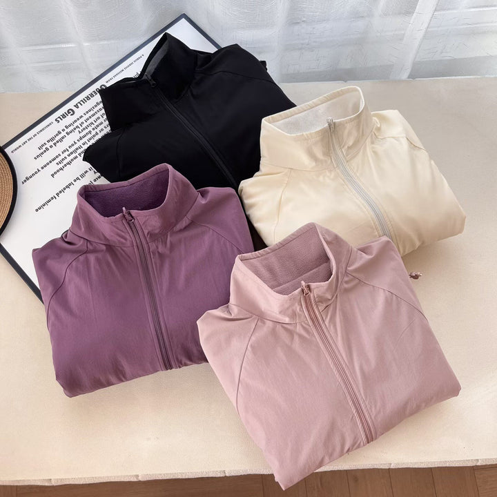 Veste en polaire confortable pour femmes avec col haut et poches pratiques Chic & Stil
