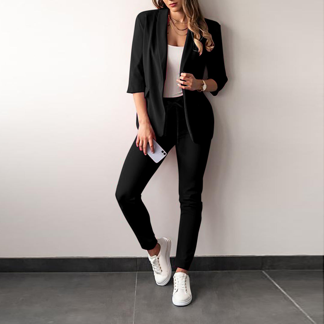 Elegant and modern suit set for women with fitted blazer and slim pants Lune London