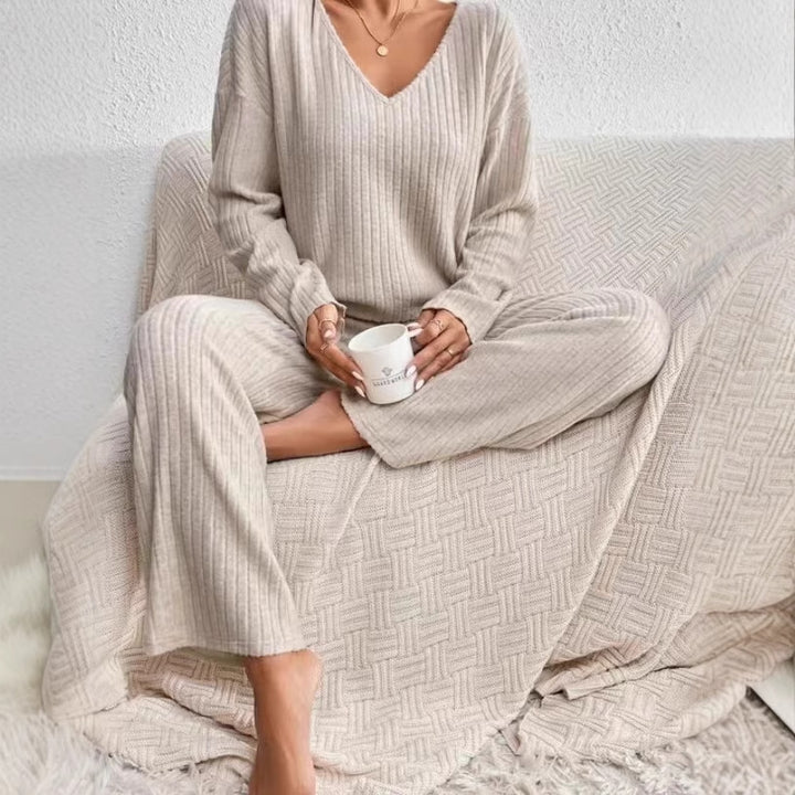 Comfortable set for women with V-neck and wide leg Lune London