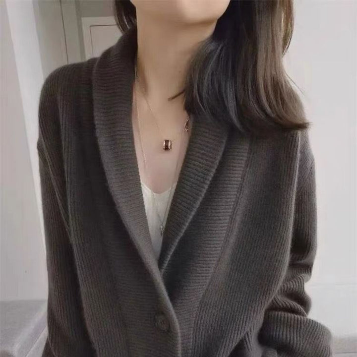 Cardigan en tricot épais pour femme avec une coupe généreuse et des revers classiques Chic & Stil
