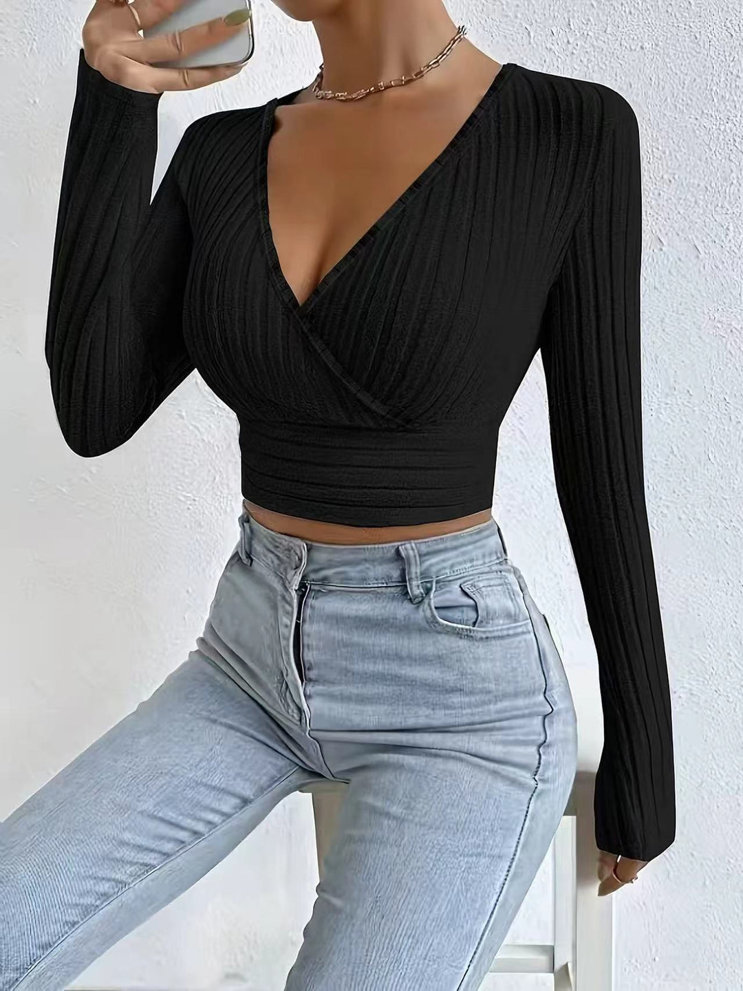 Short pullover for women with a V-neck and refined ribbed design Lune London
