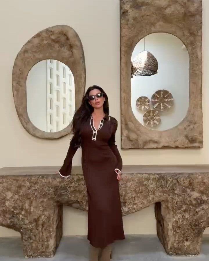 Robe maxi pour femmes avec des détails de boutons élégants et un ourlet en franges Chic & Stil