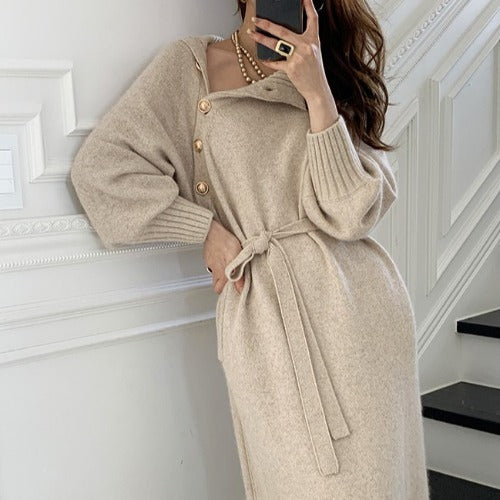 Robe en tricot à col haut et détails de boutons élégants Chic & Stil pour femmes