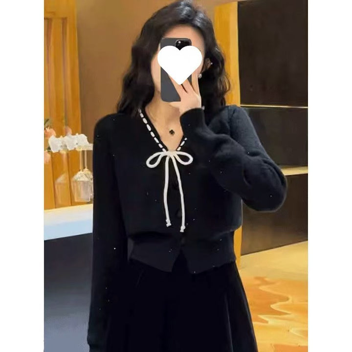 Cardigan pour femmes avec fermeture décorative à nœud et détails de bouton Chic & Stil