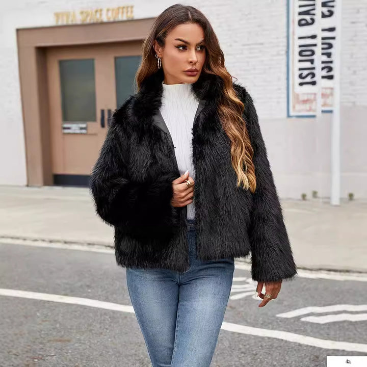 Luxurious short women's jacket in faux fur with a trendy collar Lune London
