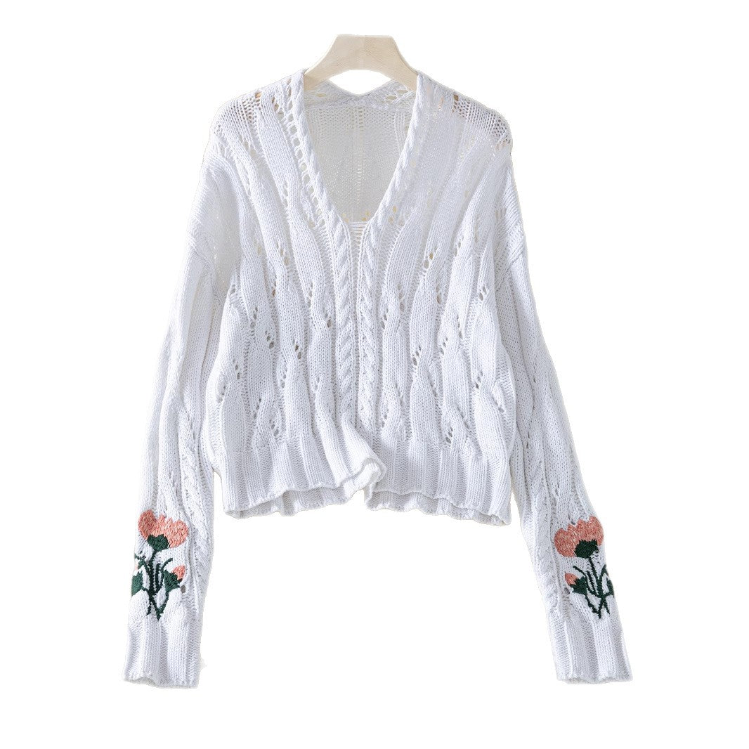 Knitted sweater for women with floral design and V-neck Lune London