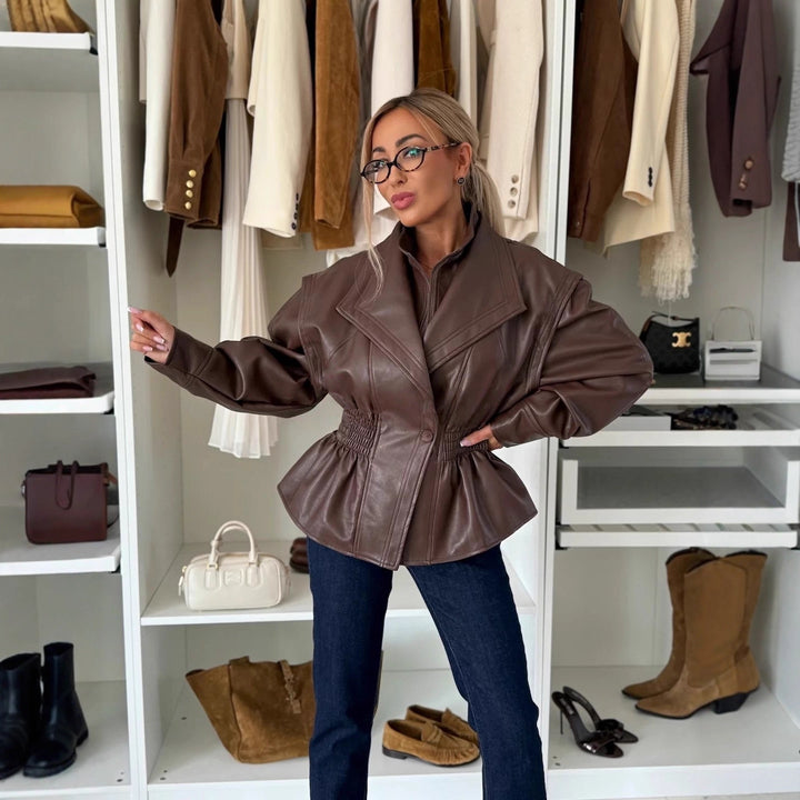 Veste blazer pour femmes en simili cuir avec coupe cintrée et manches volumineuses Chic & Stil