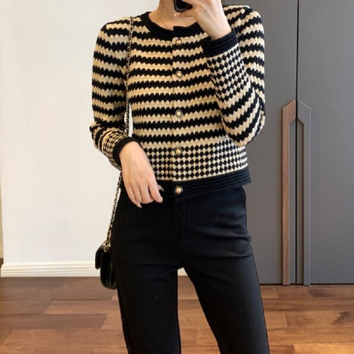 Ladies trendy knit jacket with graphic design and chic golden button details