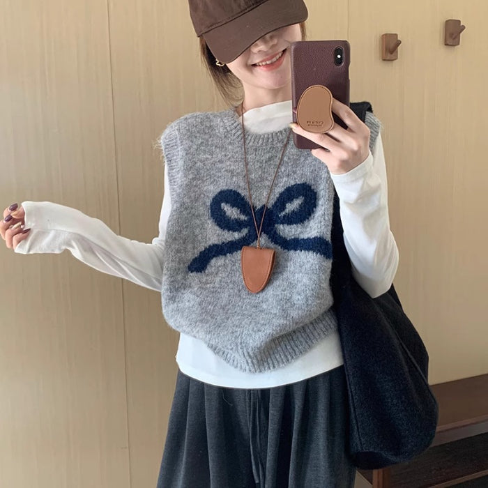 Women Cozy Knitted Vest with Playful Bow Pattern Lune London