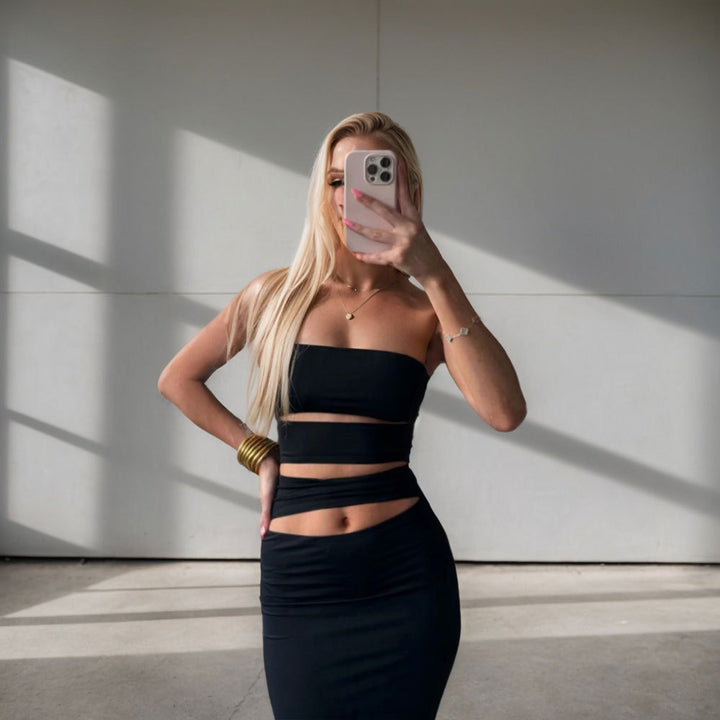 Robe ajustée pour femmes avec encolure bandeau et détails découpés pratiques Chic & Stil