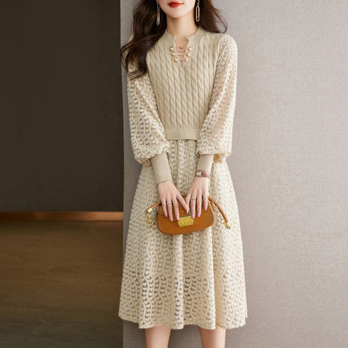 Robe tricotée pour femmes avec un haut texturé et une jupe A-line de longueur moyenne.