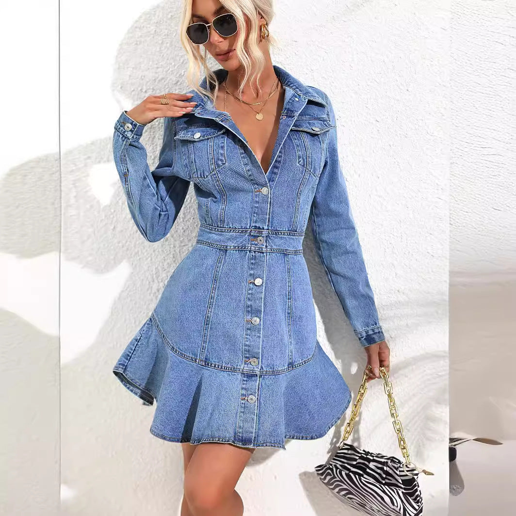 Robe en denim pour femmes dans un style moderne avec ourlet flottant et silhouette ajustée Chic & Stil