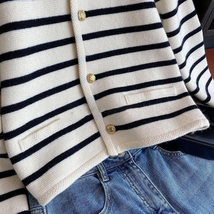 Cardigan à la mode pour femmes avec un motif rayé texturé et des boutons élégants Chic & Stil