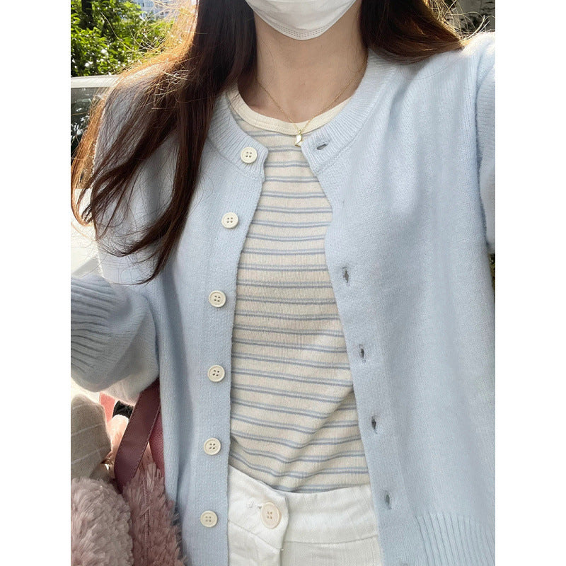 Cardigan confortable pour femmes avec un élégant col rond et de fins détails de boutons Chic & Stil