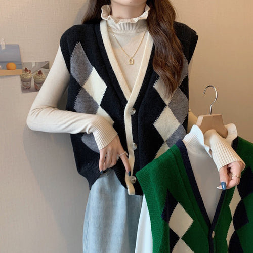 Knitted vest for women with diamond patterns and button details Lune London