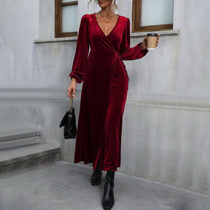 Robe portefeuille élégante pour femmes en velours doux avec décolleté en V profond et fente sur le côté Chic & Stil