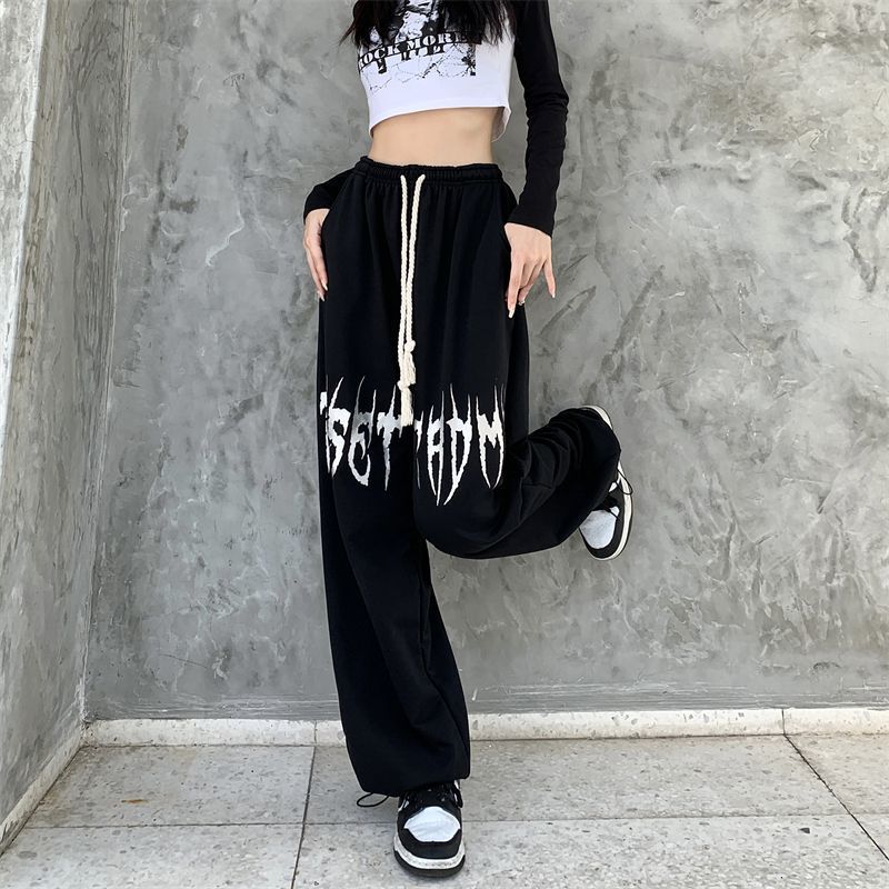 Women's baggy pants with unique graffiti design Chic & Stil