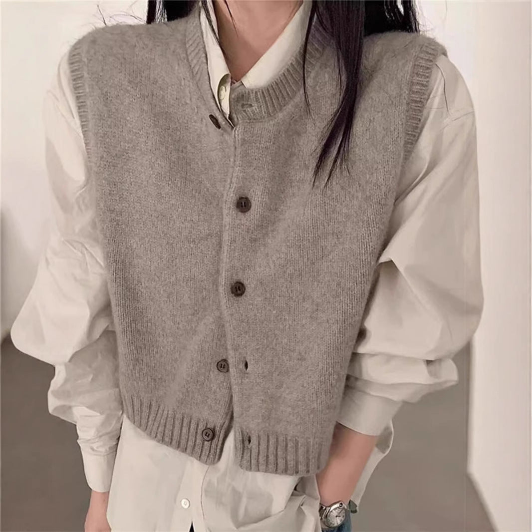 Gilet tricoté pour femmes avec détail de bouton et coupe moderne Chic & Stil