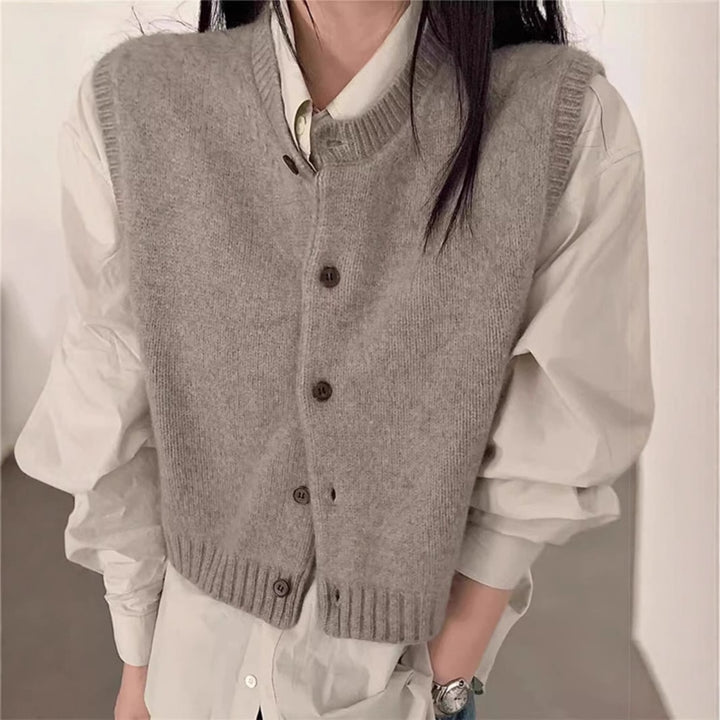 Gilet tricoté pour femmes avec détail de bouton et coupe moderne Chic & Stil